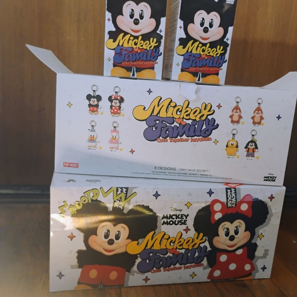 Mickey Mouse Family Keychain - Picture 2 of 4